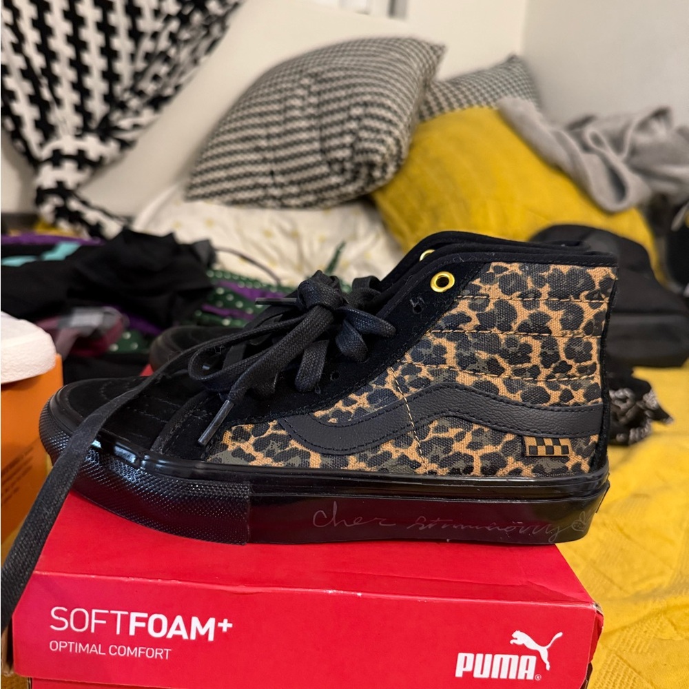 Vans Cher Strauberry x Skate SK8-HI Decon 'Cheetah'
Size: 3.5